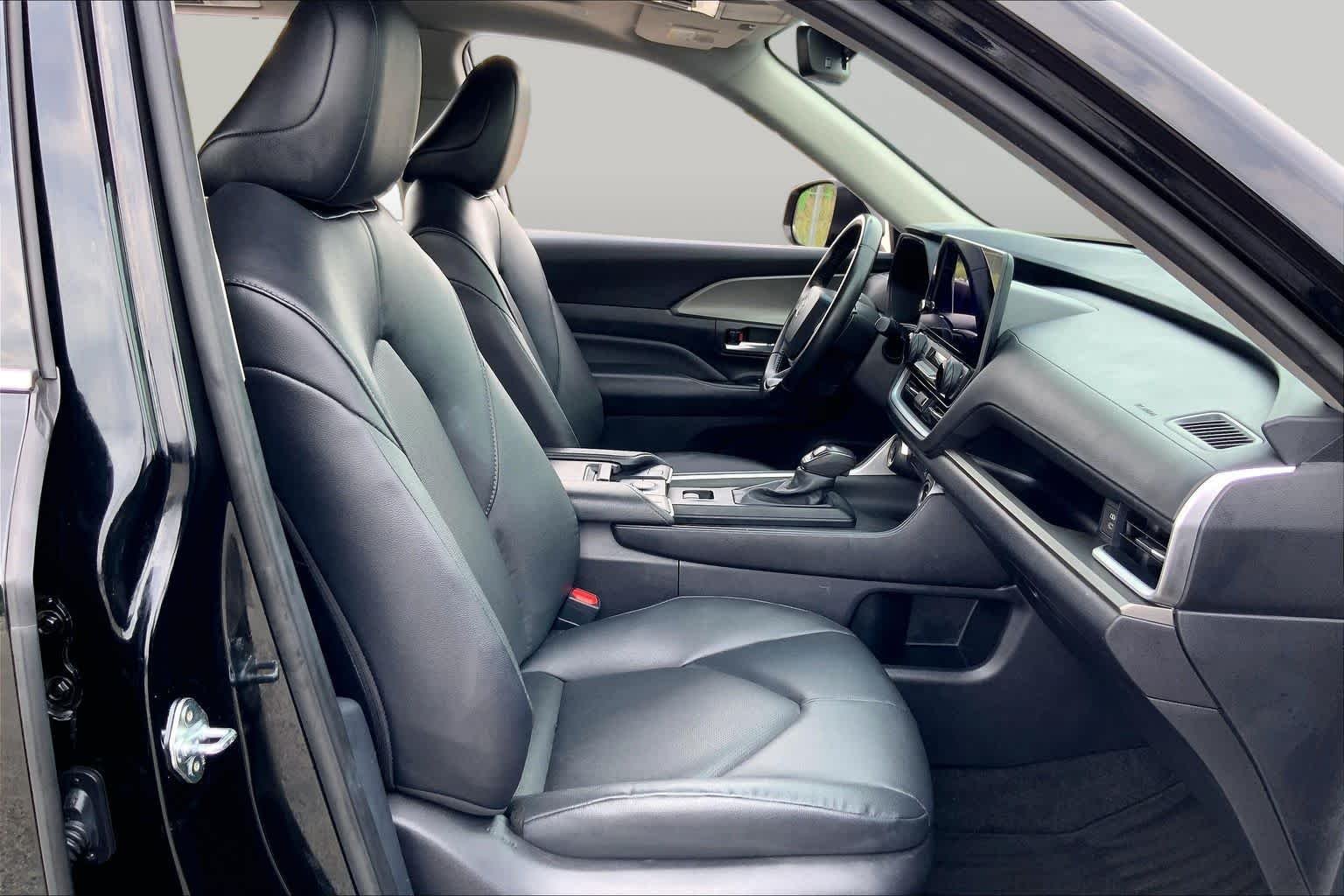 Used 2025 Midnight Black Metallic Toyota XLE image 9