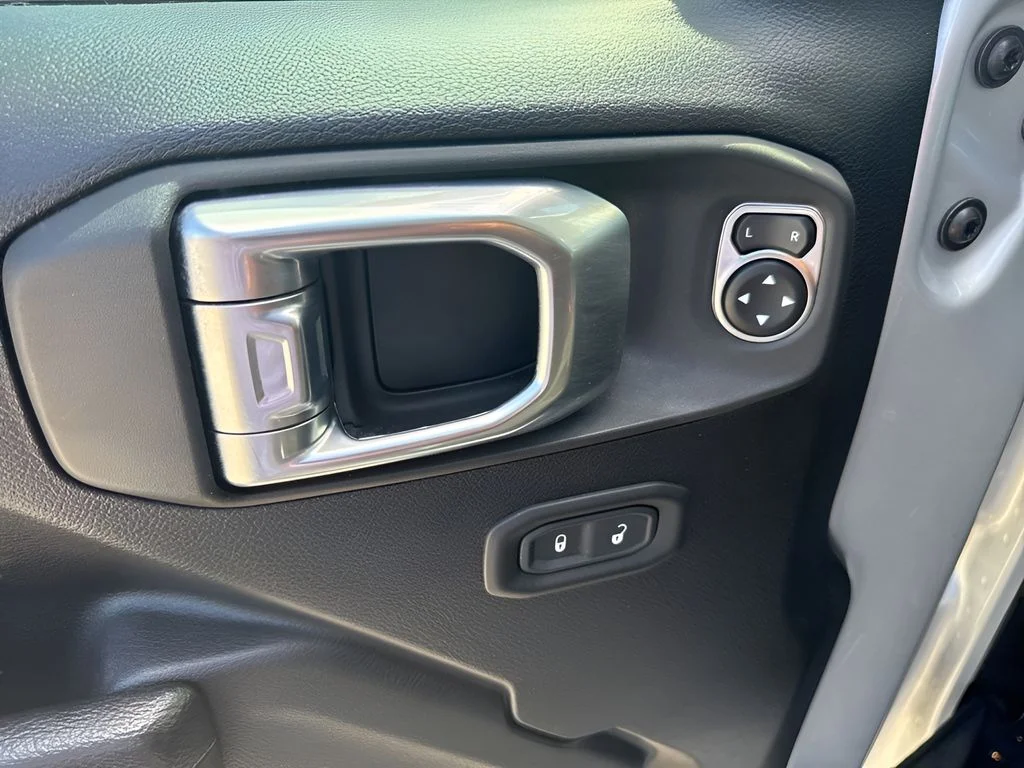 Used 2022 Silver Jeep Sport S image 24