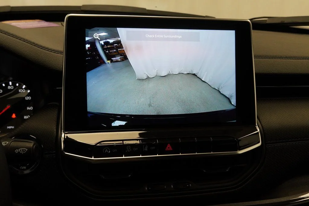 New 2026 Diamond Black Crystal Pearlcoat Jeep Latitude image 22