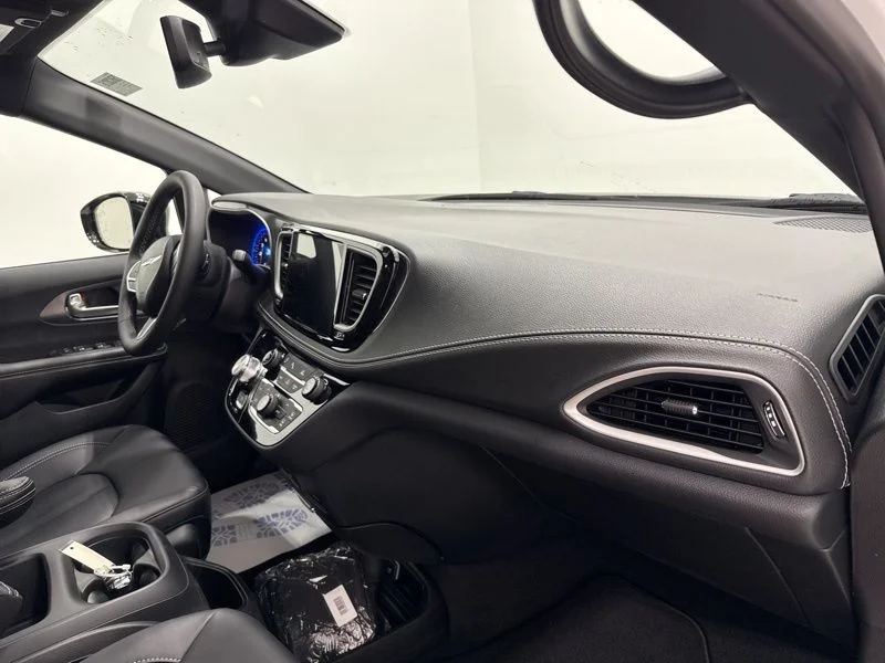 2026 Chrysler Pacifica Select - Photo 17
