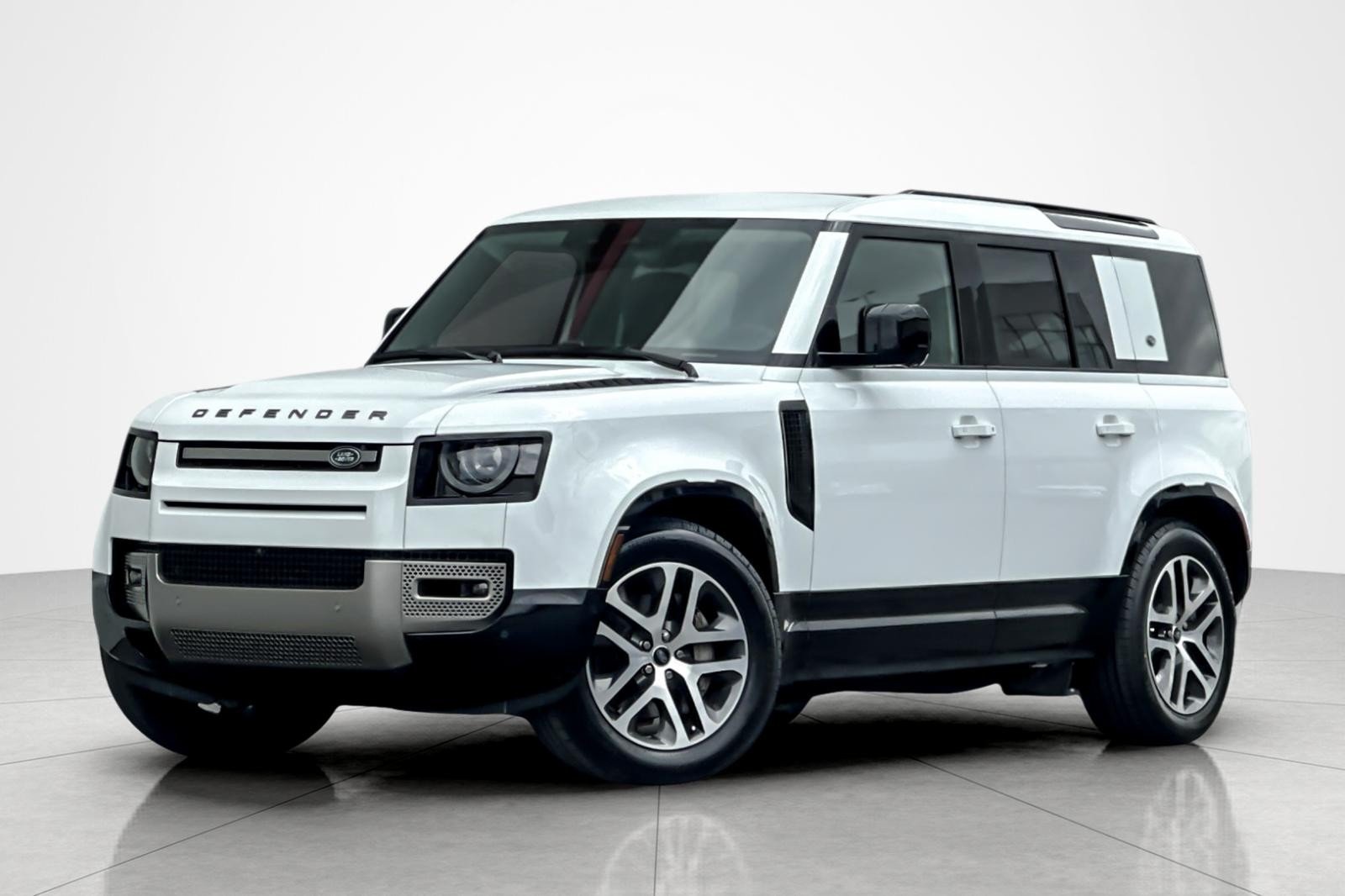 Used 2024 Fuji White Land Rover X-Dynamic SE image 1