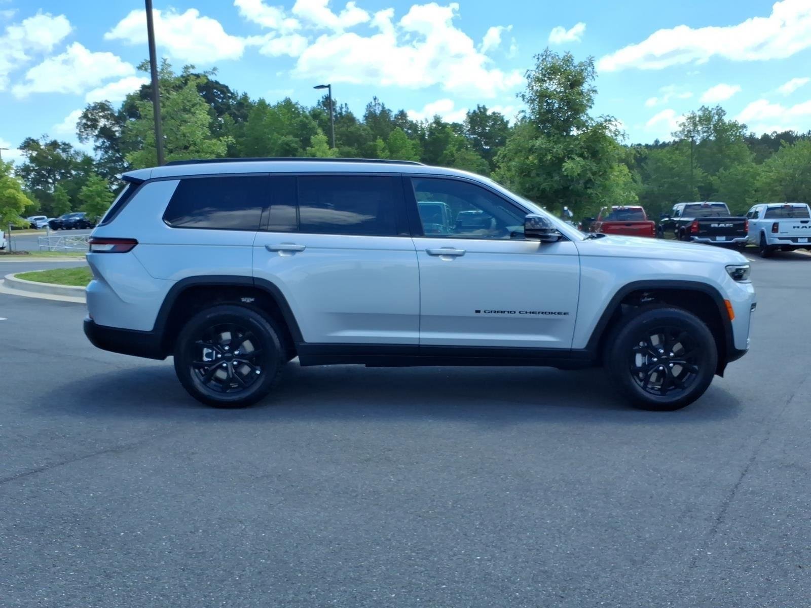New 2026 Silver Zynith Exterior Paint Jeep Laredo Altitude image 10