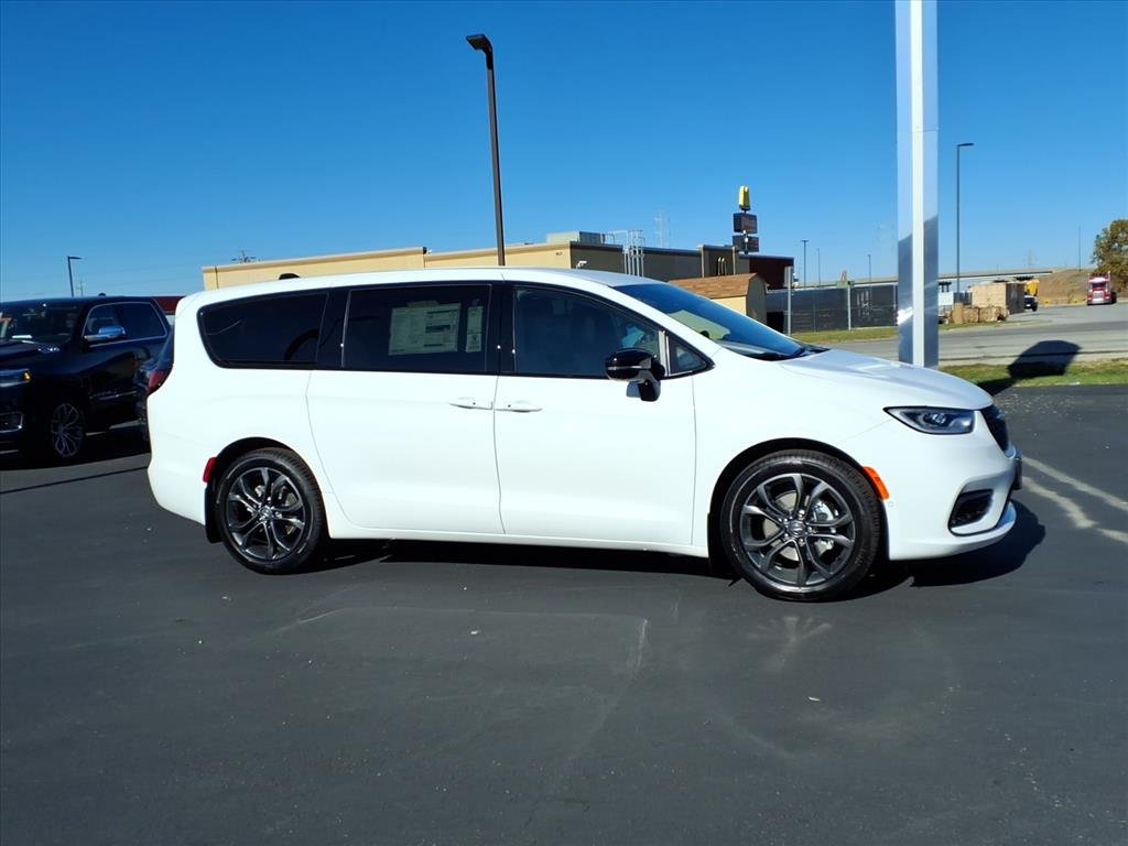 2026 Chrysler Pacifica photo 2