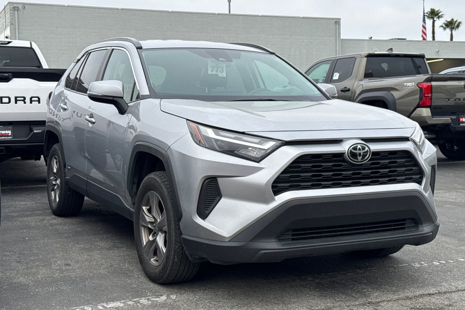 2025 Toyota RAV4 Hybrid XLE photo 2