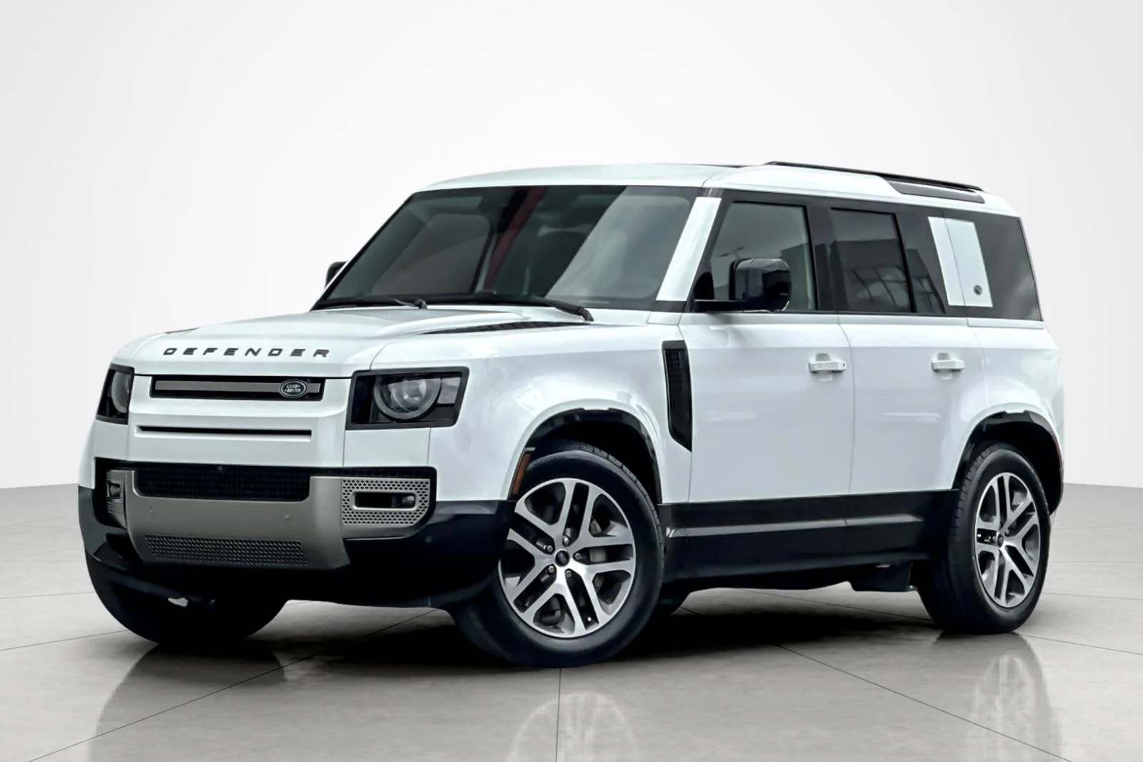 Used 2024 Fuji White Land Rover X-Dynamic SE image 1