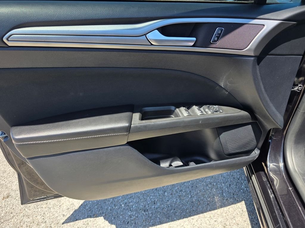 Used 2020 Black Ford SE image 13