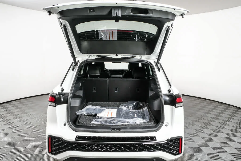 New 2026 Opal White Pearl Volkswagen SE R-Line Black image 31