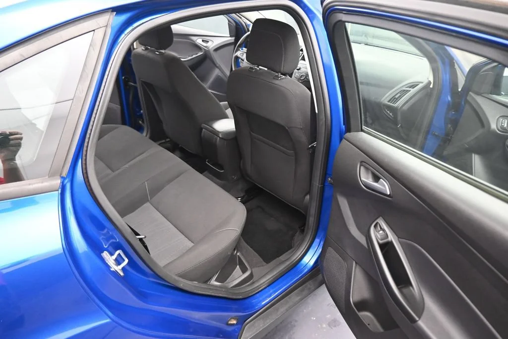 Used 2018 Blue Ford SE image 43