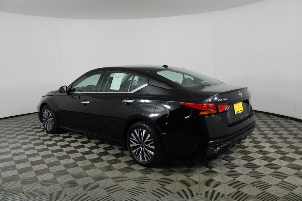 Used 2025 Black Nissan 2.5 SV image 4