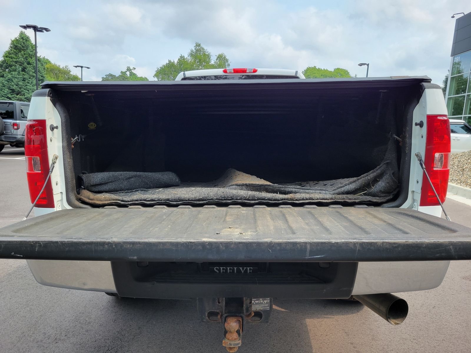 Used 2013 White GMC SLE image 30