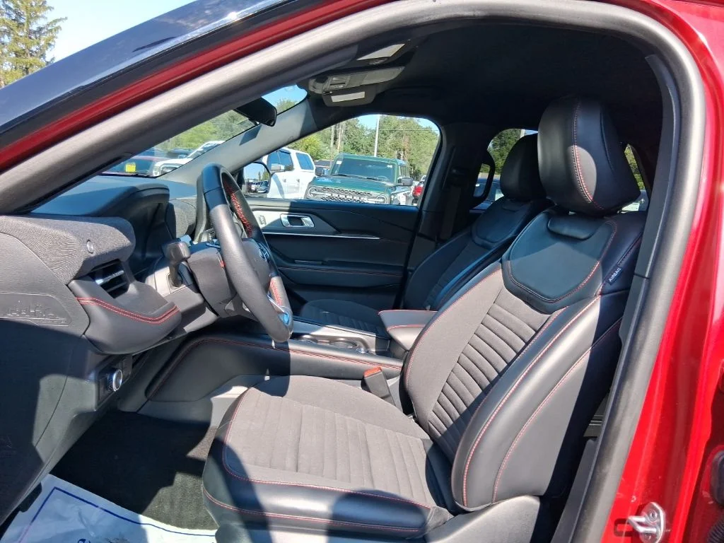 Used 2025 Rapid Red Metallic Tinted Clearcoat Ford ST-Line image 31
