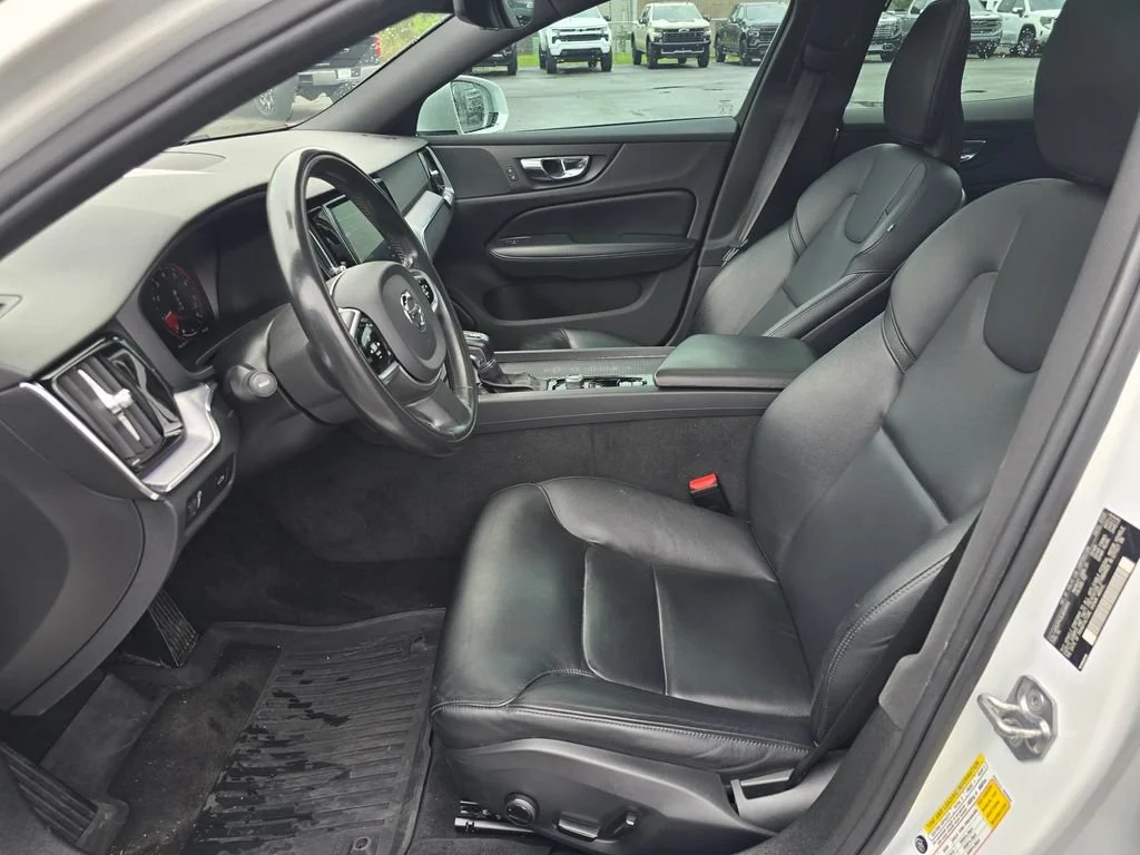 Used 2020 White Volvo T5 Momentum image 4