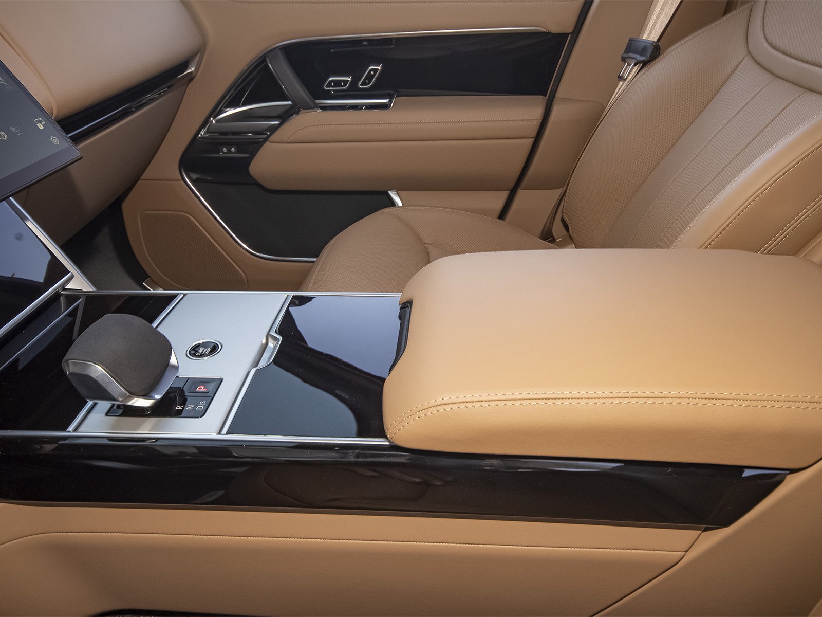 New 2026 Santorini Black Land Rover SE image 30