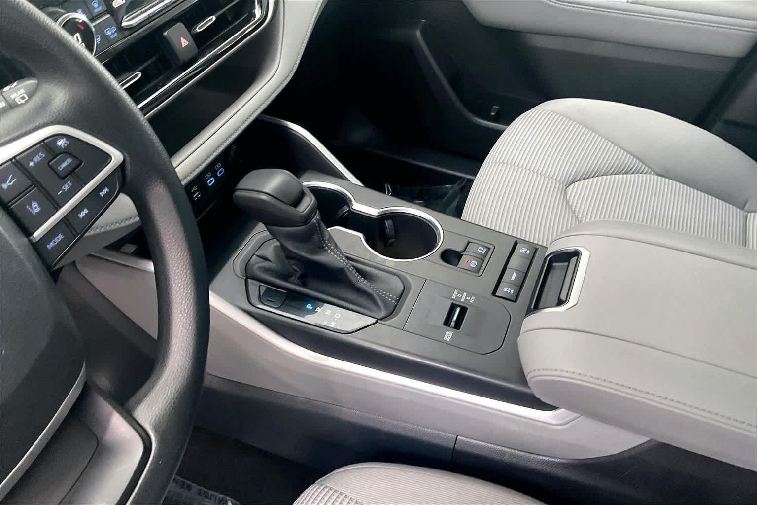 2022 Toyota Highlander L - Photo 17