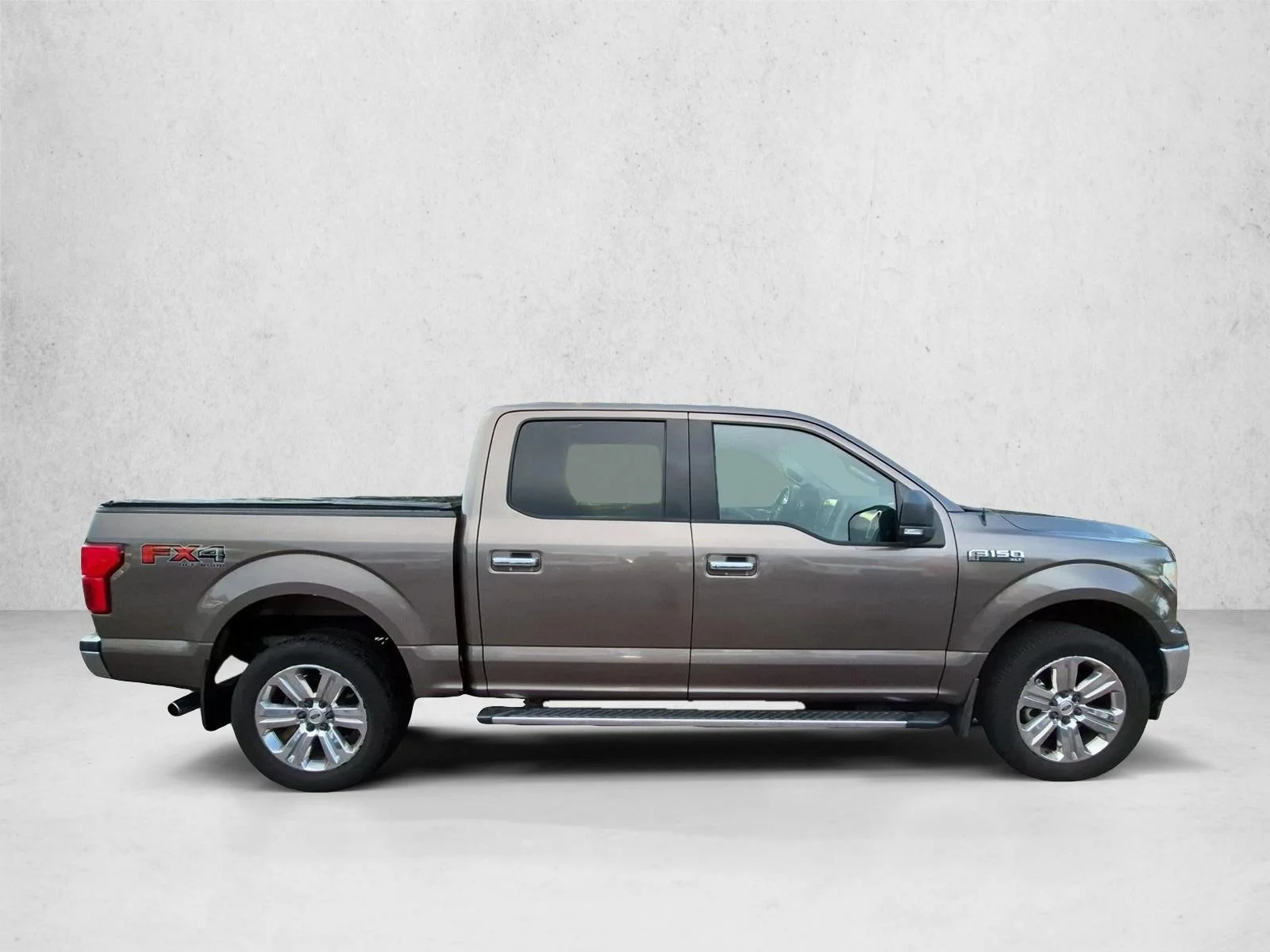 Used 2018 Stone Gray Ford XLT image 4