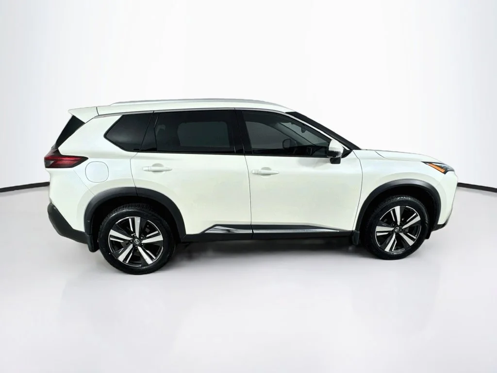 Used 2021 White Nissan SL image 8