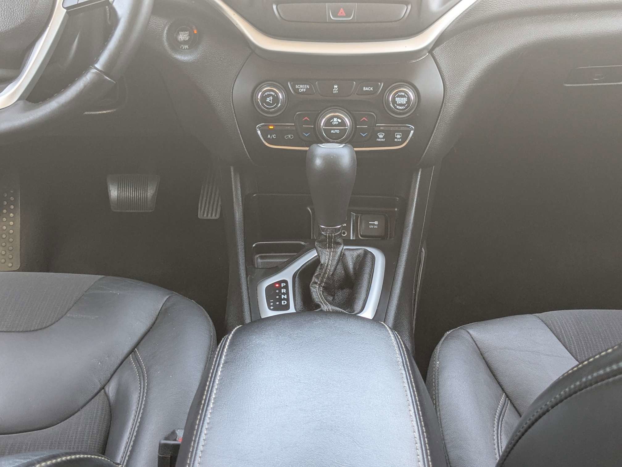 Used 2018 Light Brownstone Pearlcoat Jeep Latitude Plus image 22