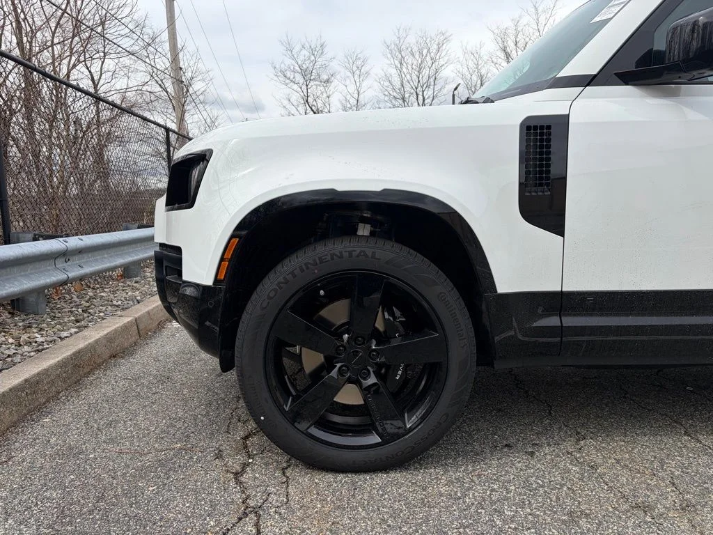 New 2026 Fuji White Land Rover V8 image 9