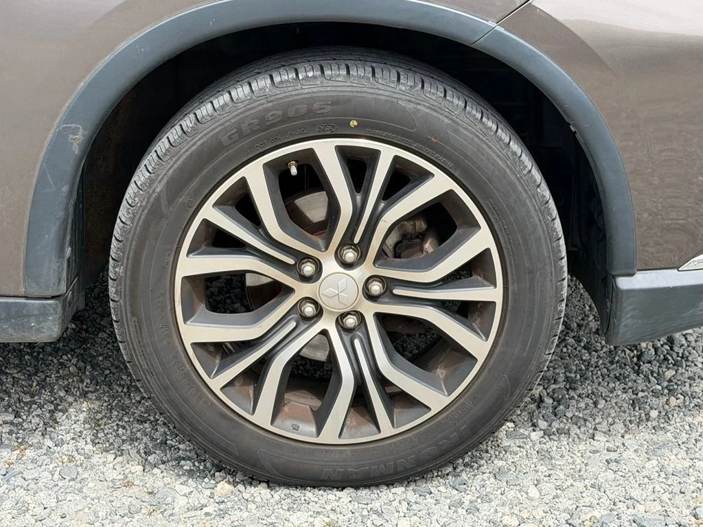 Used 2017  Mitsubishi SE image 10