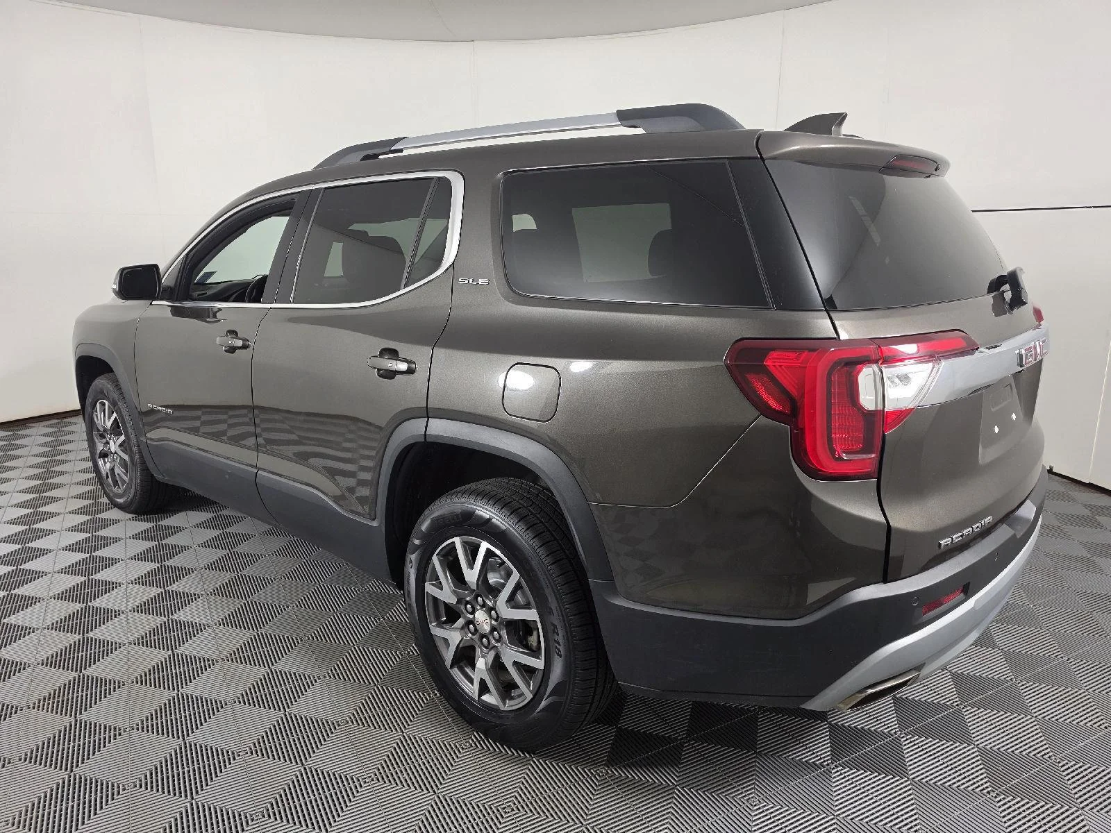 Used 2020 Smokey Quartz Metallic GMC SLE image 8