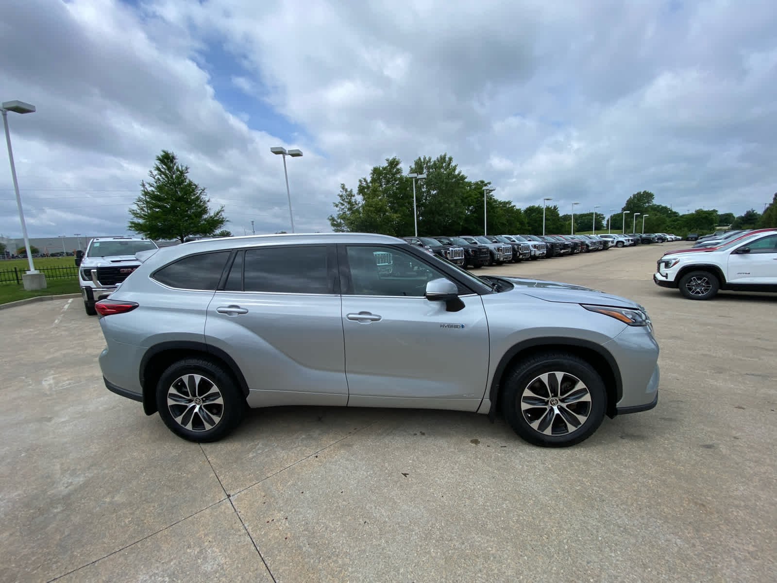 Used 2020  Toyota Hybrid XLE image 3