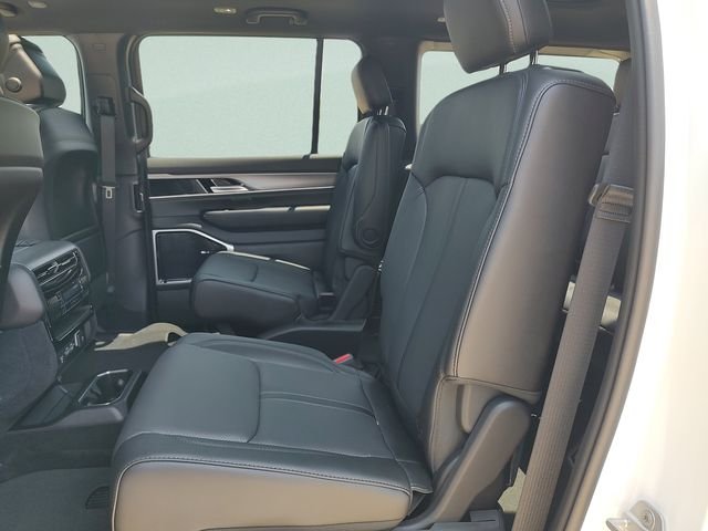 New 2026 Bright White Clear-Coat Exterior Paint Jeep Limited Altitude image 29