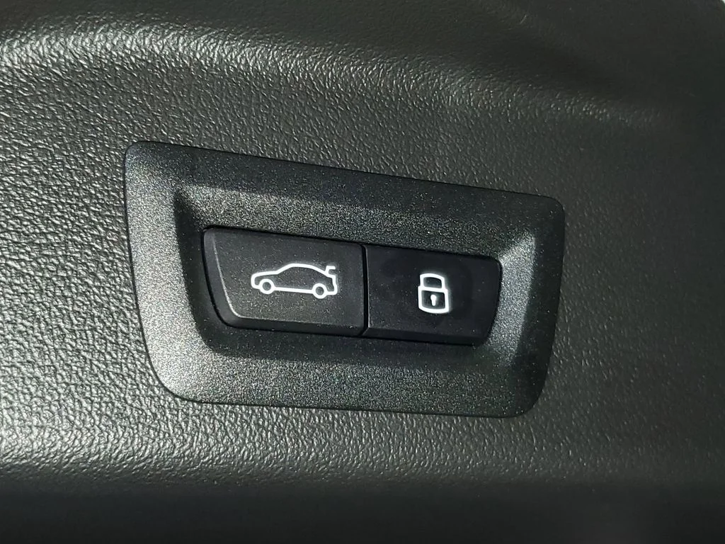 Used 2026 White BMW sDrive40i image 8