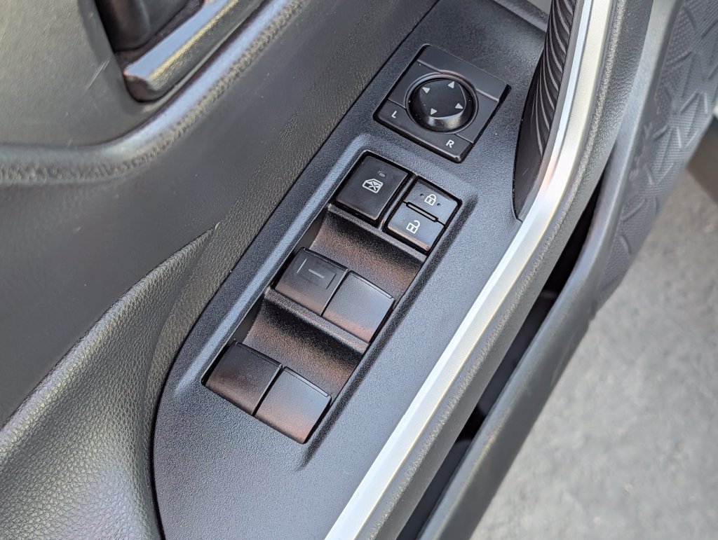 2021 Toyota RAV4 LE - Photo 18