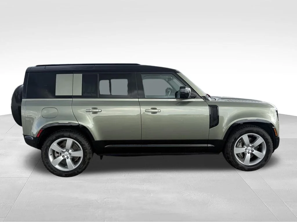 Used 2025 Green Land Rover X-Dynamic SE image 29