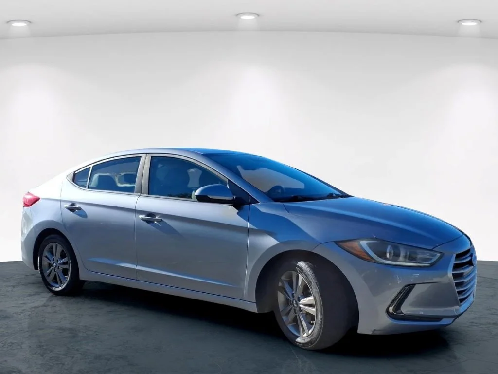Used 2017 Gray Hyundai SE image 4