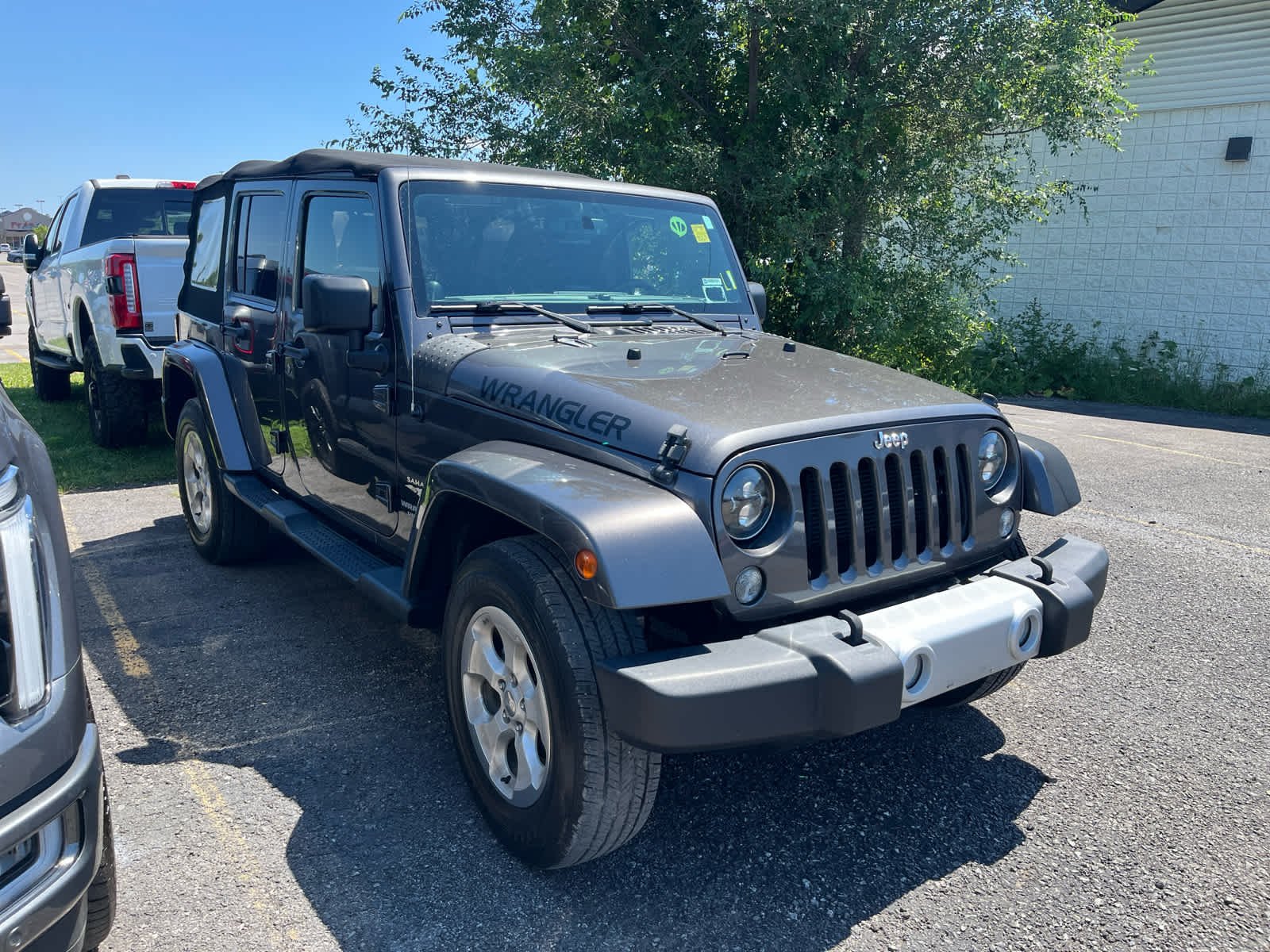 Used 2014 Granite Crystal Metallic Clearcoat Jeep Sahara image 2