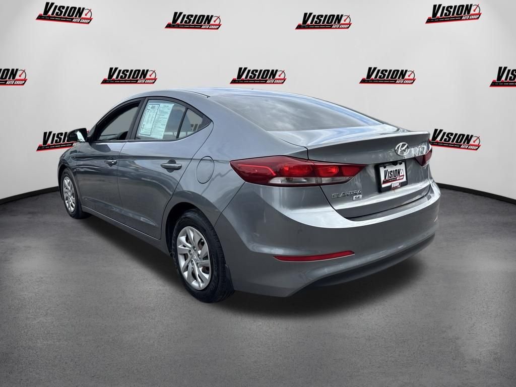Used 2018 Gray Hyundai SE image 4