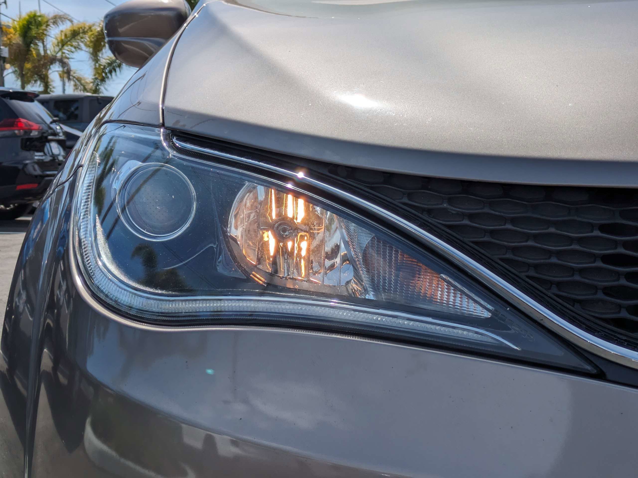 Used 2018 Silver Chrysler Touring L image 10