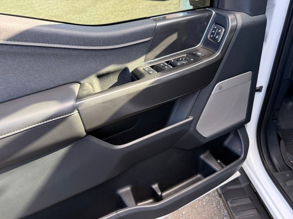 Used 2025  Ford Lariat image 12
