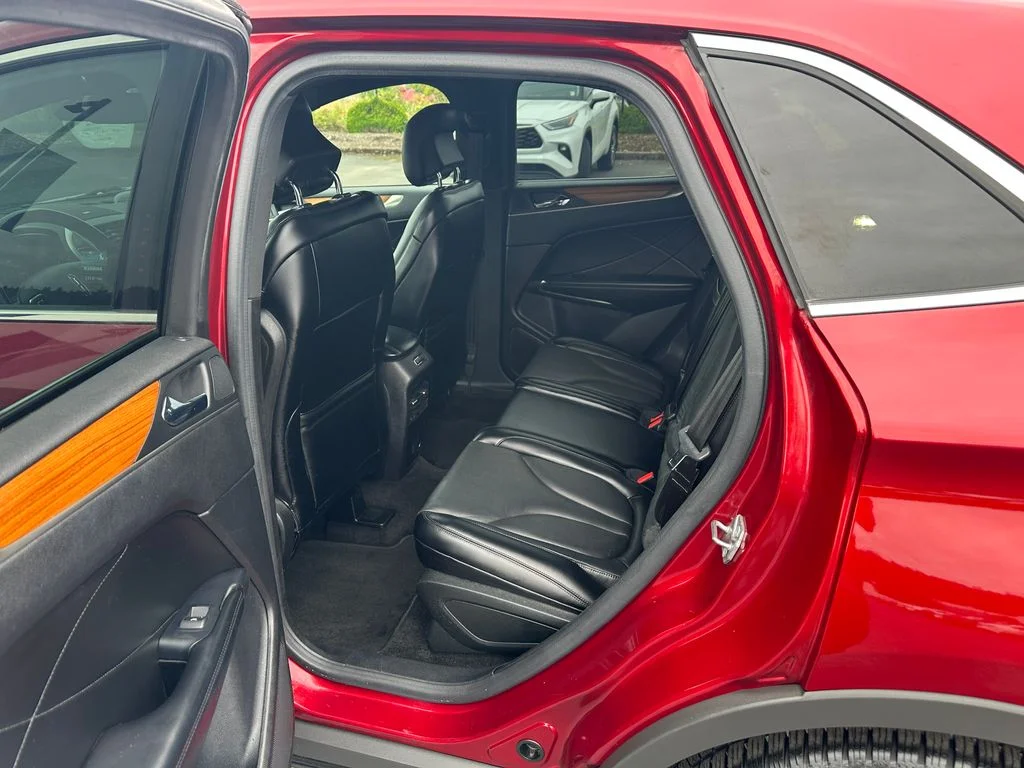 Used 2015 Red Lincoln Base image 14
