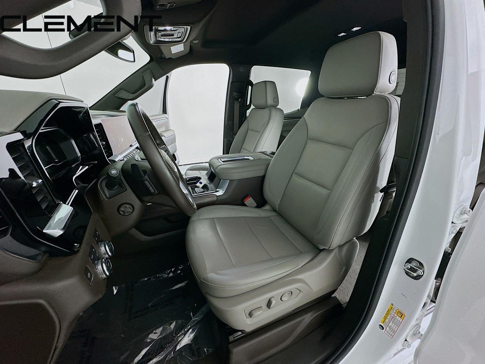 Used 2022 White GMC SLT image 30