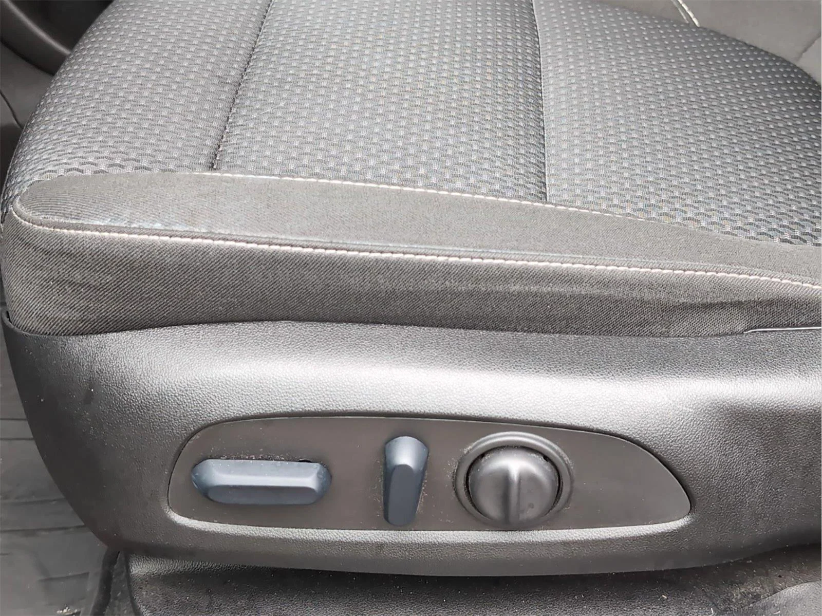 Used 2023 Sterling Metallic GMC SLE image 13