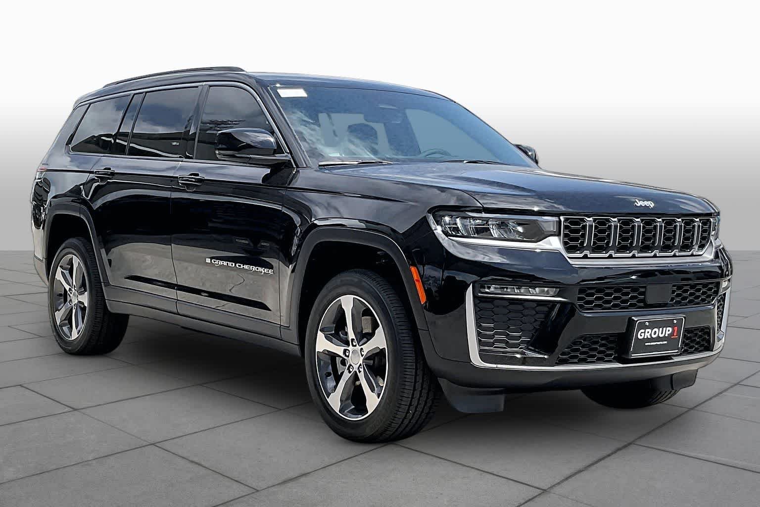 New 2026 Diamond Black Crystal Pearl-Coat Exterior Paint Jeep Limited image 2
