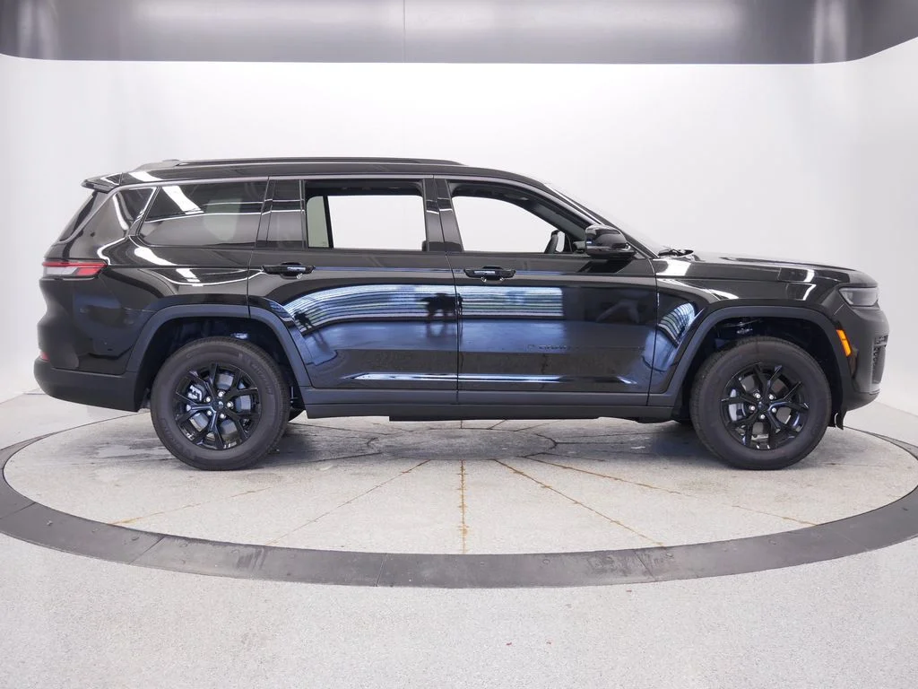 New 2026 Diamond Black Crystal Pearl-Coat Exterior Paint Jeep Altitude image 7
