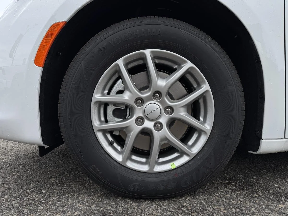 New 2027 White Chrysler SXT image 20
