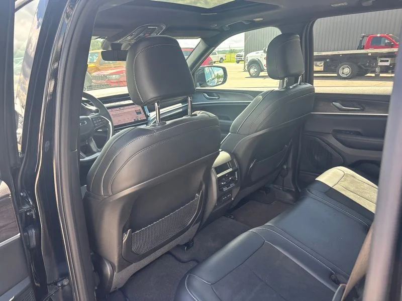 New 2026 Diamond Black Crystal Pearl-Coat Exterior Paint Jeep Laredo Altitude image 18