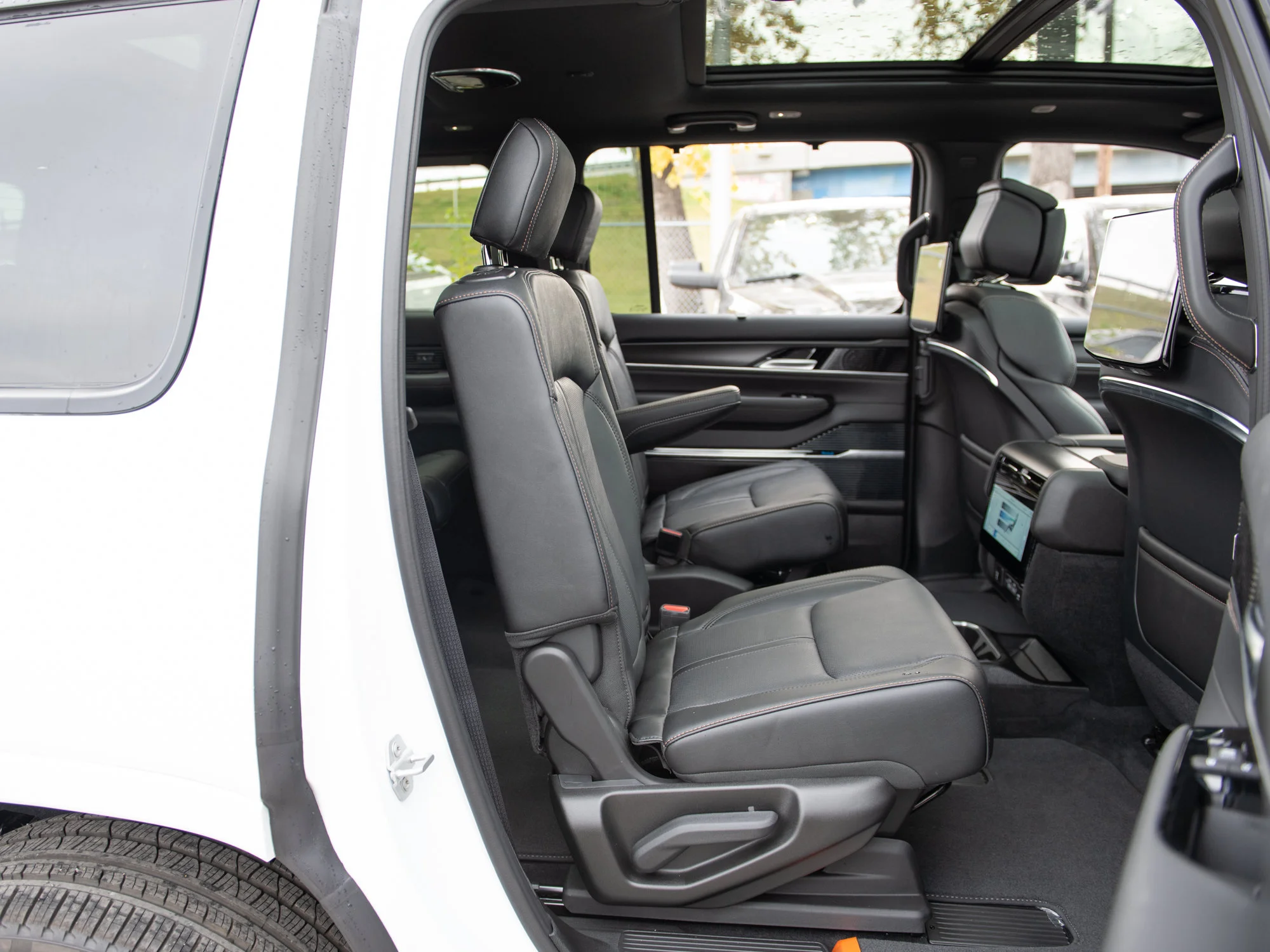 New 2027 White Jeep Summit Obsidian* 4x4, Rear DVD, Massage Seats, HD Trailer Tow Pkg image 32