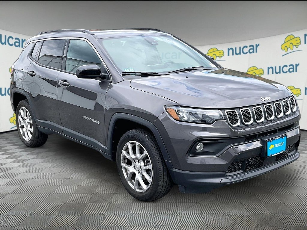 Used 2023 Granite Crystal Metallic Clearcoat Jeep Latitude Lux image 1