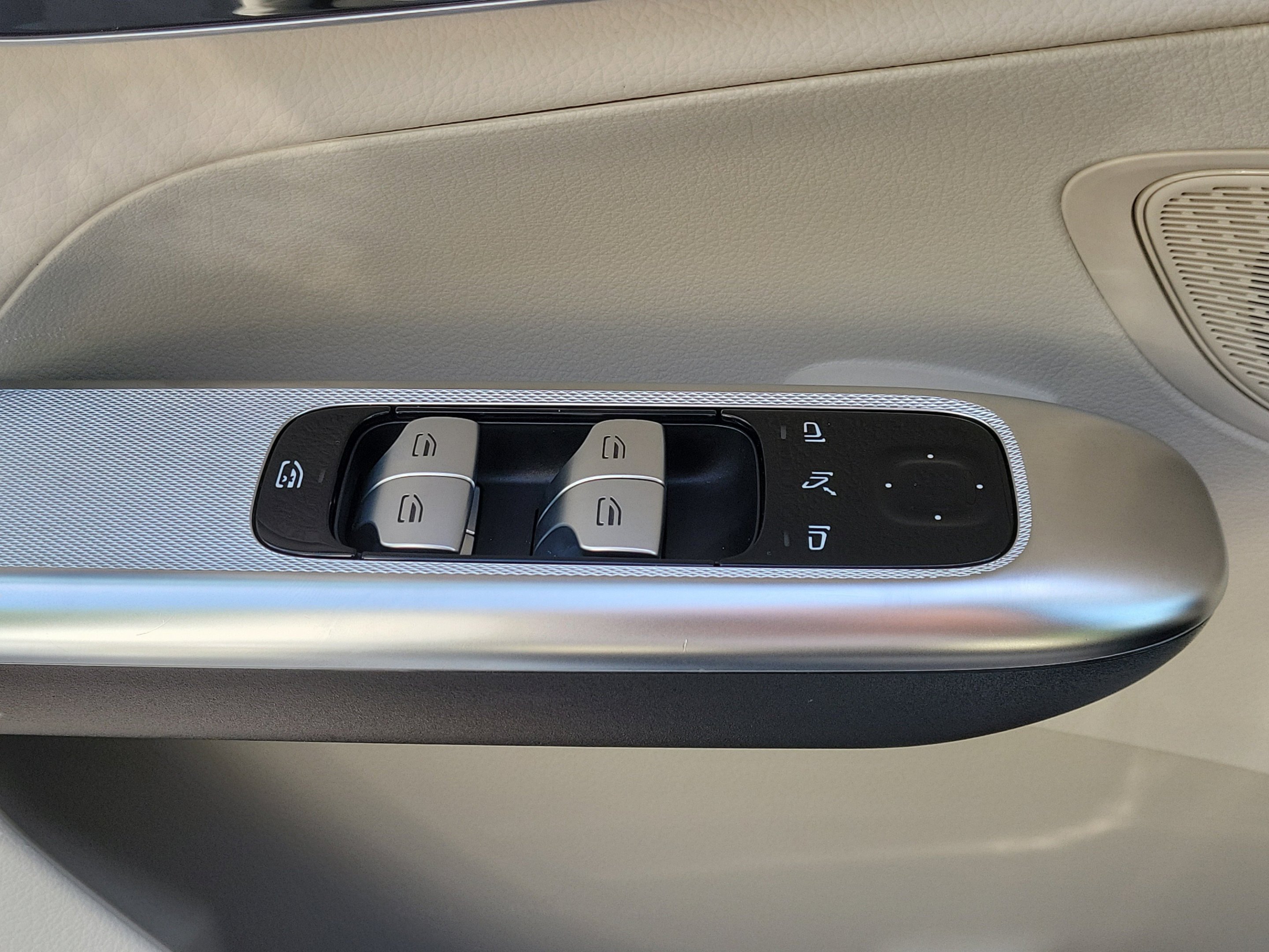 Used 2025 Polar White Mercedes-Benz GLC 300 image 25
