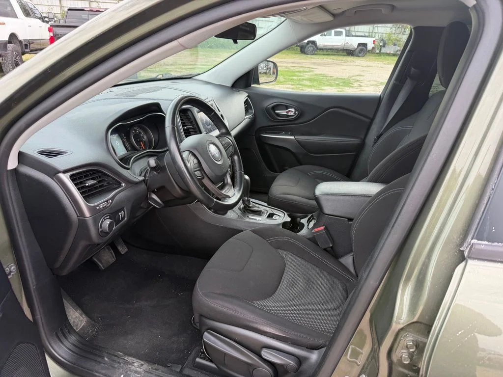 Used 2020 Green Jeep Sport image 8