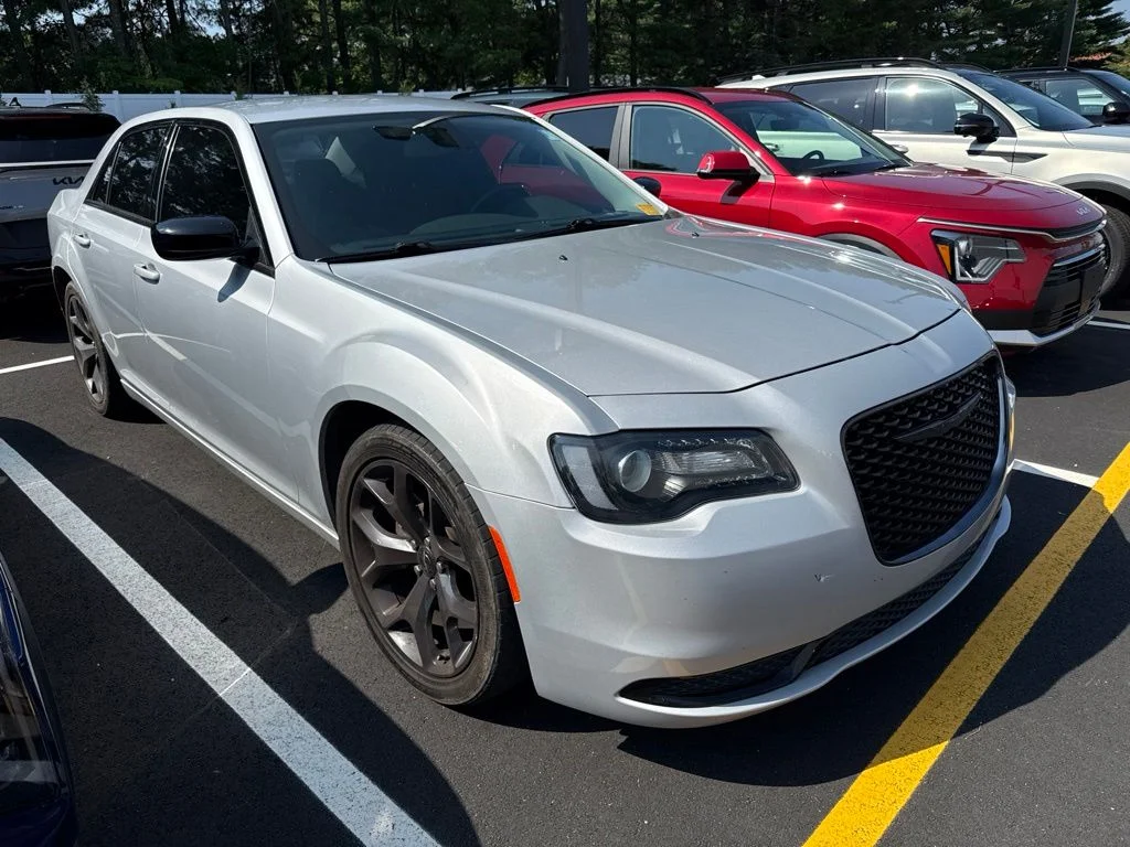 2020 Chrysler 300 Touring's photo