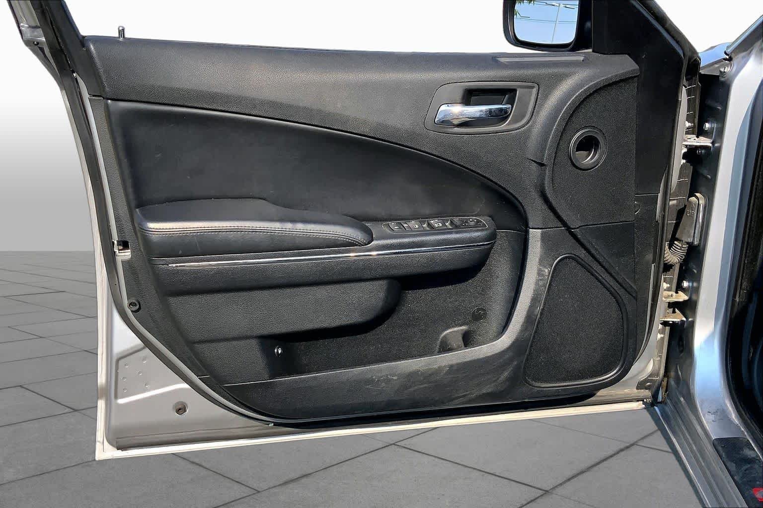 Used 2014 Billet Silver Metallic Clearcoat Dodge SE image 22