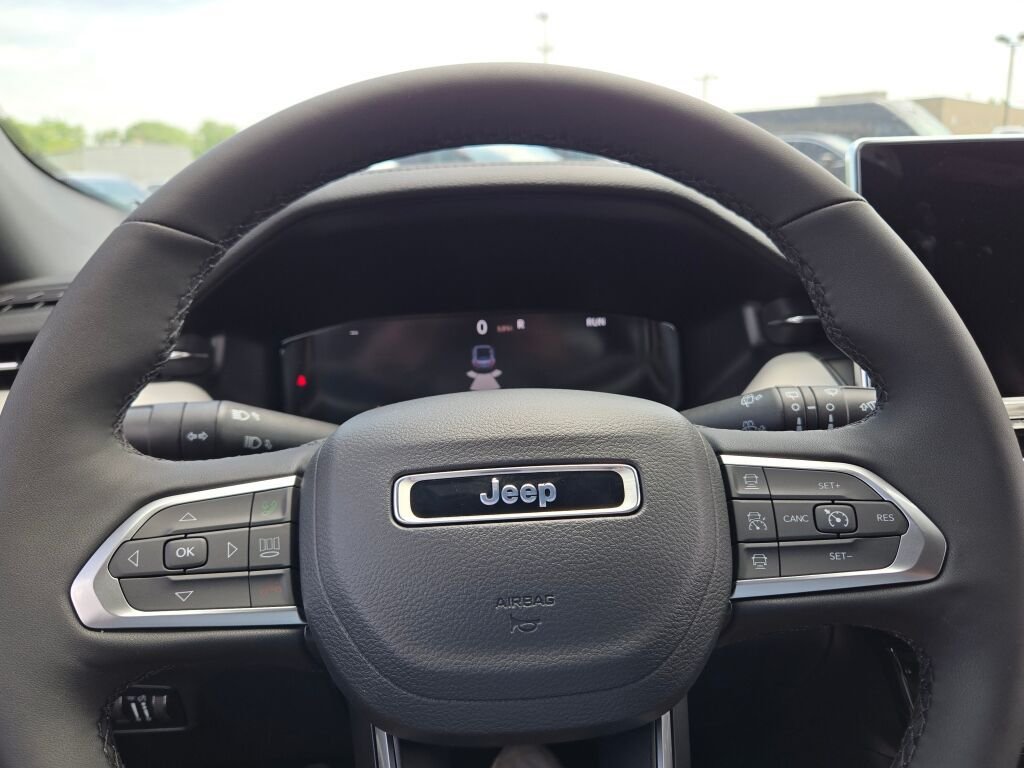 New 2026 Diamond Black Crystal Pearlcoat Jeep Limited image 29