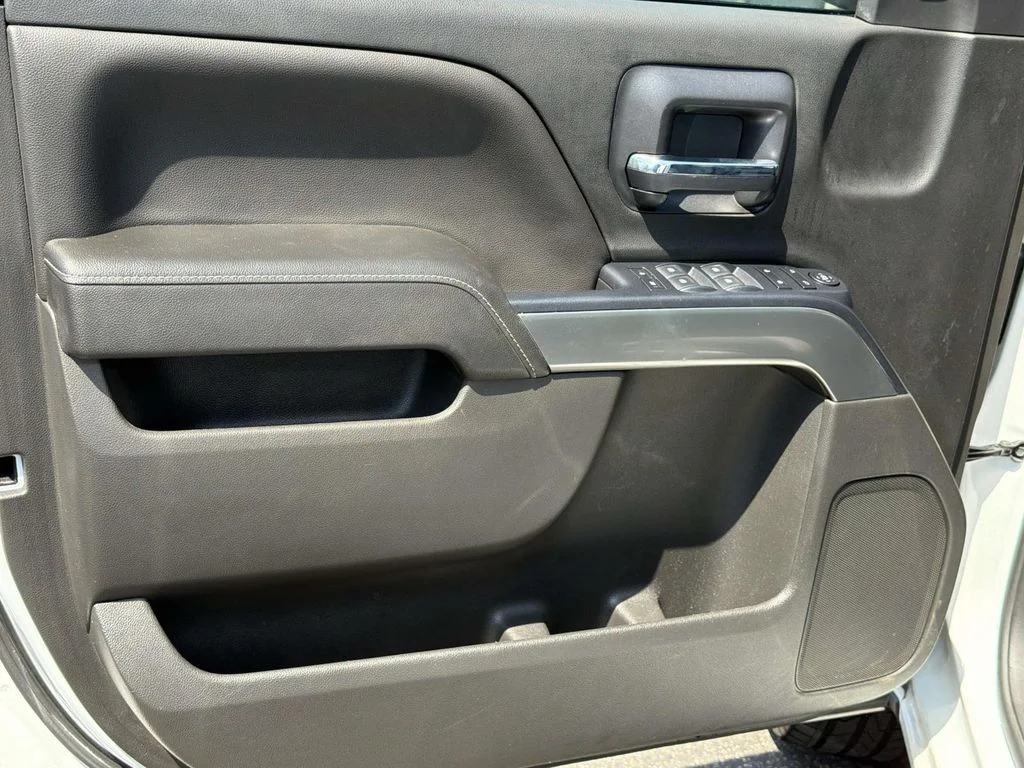 Used 2018 Summit White Chevrolet LT image 26
