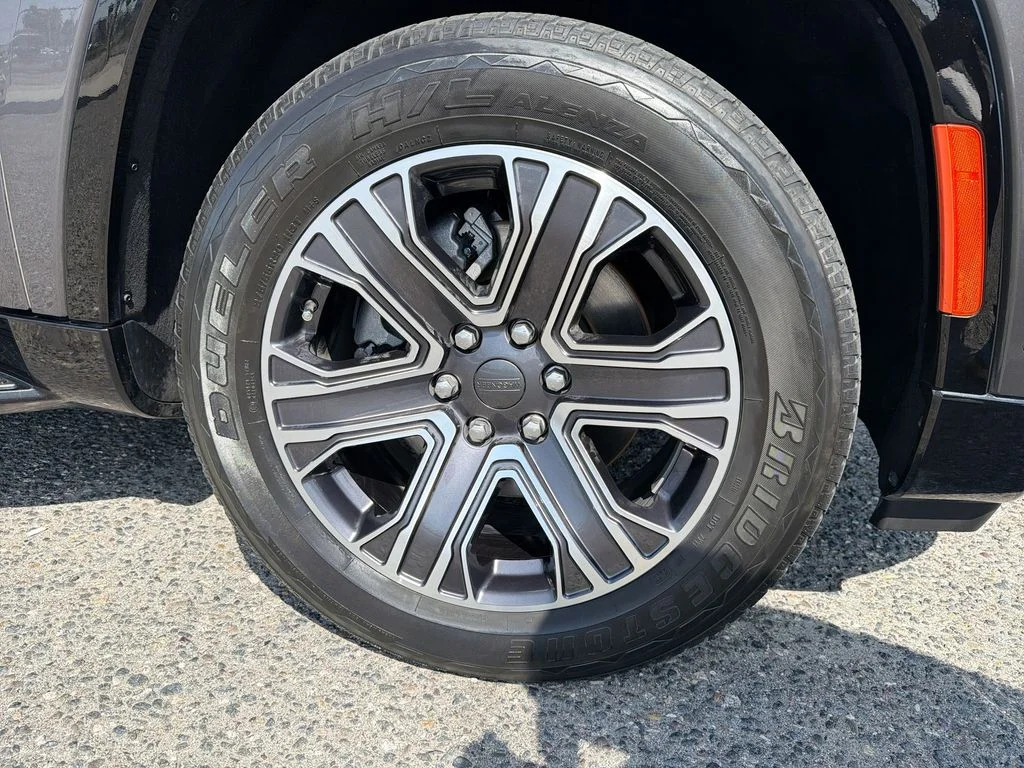 Used 2024 Gray Jeep Base image 19